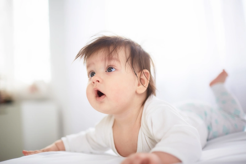 Bayi melihat ke atas dengan ekspresi terkejut